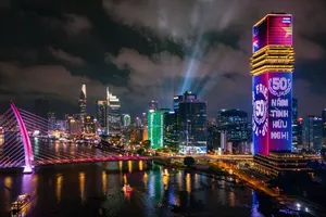 Tòa tháp Saigon Marina IFC rực sáng sắc màu chào mừng Tuần lễ hữu nghị Việt Nam - Vương quốc Anh