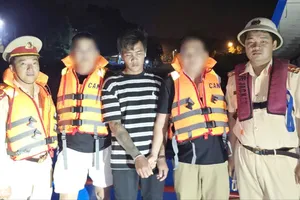 Lực lượng công an bắt giữ Nguyễn Văn Lâm khi đang lẩn trốn trên sà lan