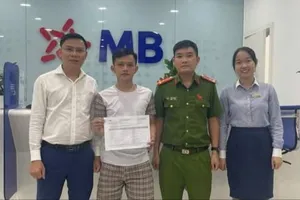 Anh Nguyễn Đình Minh Thành trình báo và hoàn trả lại số tiền chuyển nhầm. Ảnh: CACC