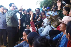 Thủ tướng nói chuyện, động viên người dân bị thiệt hại sau bão ở ven biển Gia Lai