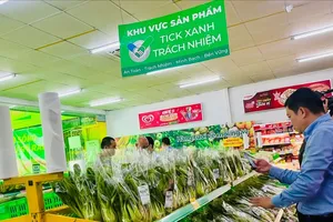 Người tiêu dùng chọn mua rau gắn "Tick xanh trách nhiệm" tại cửa hàng Bách Hóa Xanh 