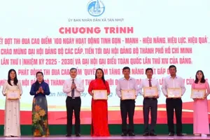 Lãnh đạo xã Tân Nhựt tặng Giấy khen đối với các tập thể, cá nhân
