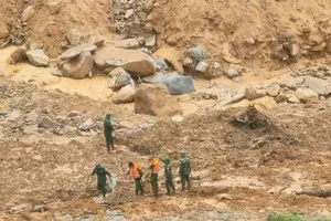 Đà Nẵng: Nhiều tiếng nổ ở khu vực sạt lở, gián đoạn việc tìm kiếm nạn nhân