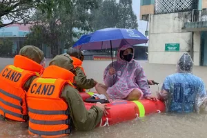 Đắk Lắk: Công an vượt lũ đưa sản phụ đi sinh