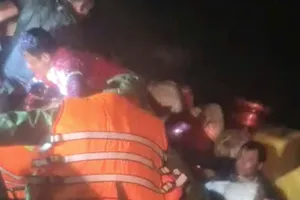 Cà Mau: Kịp thời cứu nạn 13 ngư dân chìm tàu trên biển