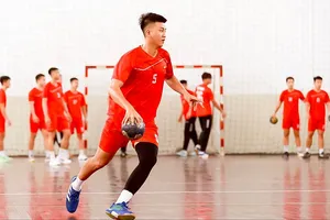 Đội tuyển nam bóng ném trong nhà Việt Nam luyện tập chuẩn bị cho SEA Games 33. Ảnh: DŨNG PHƯƠNG