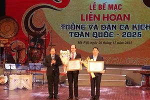 Trao giải cho hai tác phẩm đoạt Huy chương vàng