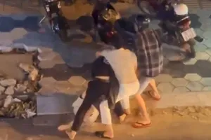 Nhóm người vây đánh 2 nam thanh niên trong đêm