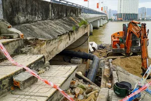 Khánh Hòa: Mố cầu Trần Phú sạt lở nghiêm trọng