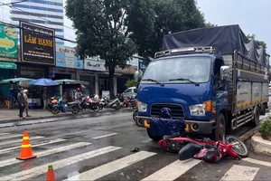 Gia Lai: Xe tải va chạm xe máy, 2 người tử vong 