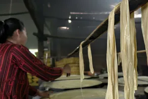 Tàu hủ ra lò, cho vào từng bọc để giao cho khách hàng. Mỗi ký tàu hủ tươi có giá 60.000 đồng.