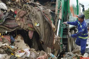Khánh Hòa: Ngày đêm thu gom rác sau lũ