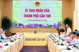 Ông Nguyễn Văn Khởi, Phó Chủ tịch UBND TP Cần Thơ trao đổi tại buổi làm việc