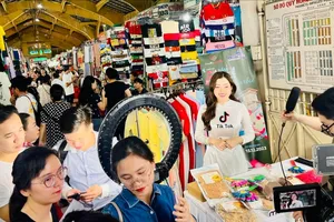 Một phiên livestream bán hàng do TikTok tổ chức tại chợ Bến Thành (TPHCM) vào cuối năm 2023