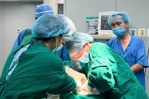 Sản phụ được ghép nối bàn tay đã sinh đôi an toàn