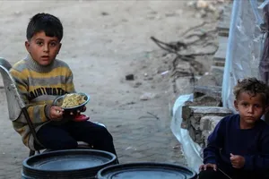 Trẻ em đang sống tại các khu lều tạm ở Dải Gaza. Ảnh: XINHUA 