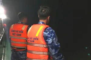Lực lượng Cảnh sát biển tìm kiếm thuyền viên của tàu cá Nghệ An gặp nạn trên biển 