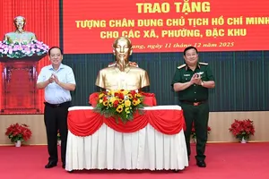 Thiếu tướng Nguyễn Văn Tiền, Phó Tư lệnh Quân khu 9 và ông Nguyễn Thanh Phong, Phó Chủ tịch UBND tỉnh An Giang thực hiện nghi thức trao tặng tượng Bác Hồ