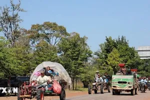 Người dân Campuchia ở tỉnh Preah Vihear, giáp giới với Thái Lan sơ tán tránh xung đột, ngày 8-12-2025. Ảnh: THX/TTXVN