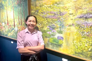 Nhà văn Nguyễn Anh Đào bất ngờ mang “hoa xuống phố”