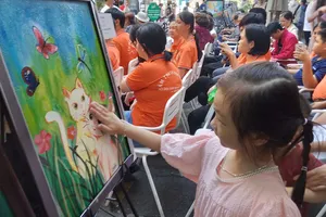 Một bạn nhỏ thích thú, tò mò về suy nghĩ của các họa sĩ đặc biệt