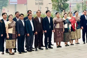 Đoàn đại biểu chính quyền tỉnh Houaphanh (CHDCND Lào) dâng hoa Chủ tịch Hồ Chí Minh. Ảnh: PHƯƠNG NAM 