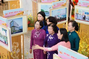 Các đại biểu tham quan triển lãm tại Đại hội. Ảnh HOÀNG HÙNG