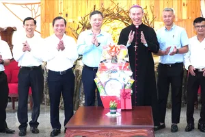 Đoàn công tác của TPHCM thăm, chúc mừng Giáng sinh tại Giáo phận Xuân Lộc