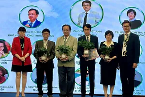 Ban điều hành Viện Khoa học công nghệ tái chế ra mắt tại buổi lễ. Ảnh: THANH HIỀN