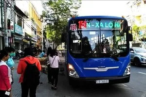 Khách đón xe buýt điện tại ga metro Rạch Chiếc