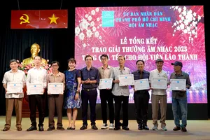 Thạc sĩ, nhạc sĩ Nguyễn Quang Vinh, Chủ tịch Hội Âm nhạc TPHCM và PGS-TS-NGƯT Nguyễn Thị Mỹ Liêm, Phó Chủ tịch Hội Âm nhạc TPHCM trao giải thưởng đến các tác giả đoạt giải thể loại ca khúc Thiếu nhi - Tuổi hồng. Ảnh: THÚY BÌNH
