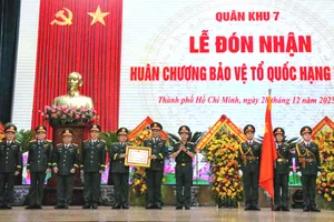 Lực lượng vũ trang Quân khu 7 đón nhận Huân chương Bảo vệ Tổ quốc hạng nhất