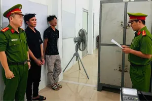 Can ngăn mâu thuẫn không thành, nam thanh niên cầm dao đâm người