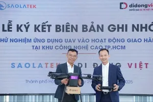 Đại diện Công ty TNHH Saolatek và Di Động Việt ký kết ghi nhớ hợp tác.