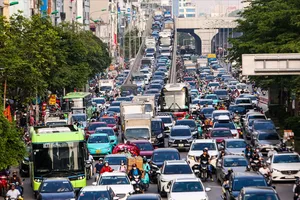 Vào mỗi kỳ nghỉ lễ dài ngày, các cửa ngõ ở Thủ đô thường kẹt cứng do lượng phương tiện giao thông đổ về quê, đi du lịch