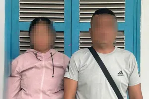 TPHCM: Xử lý nghiêm hành vi dán quảng cáo trái phép