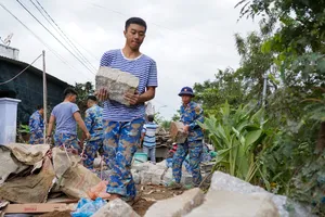Bộ đội Hải quân giúp người dân vùng lũ xây nhà