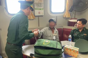 Cứu một ngư dân trôi dạt trên biển Quảng Ngãi