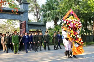 Đại tướng Lương Tam Quang cùng đoàn đại biểu dâng hoa tại Khu Di tích quốc gia đặc biệt Kim Liên. Ảnh: Công an Nghệ An 