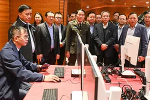  Thường trực Ban Bí thư Trần Cẩm Tú kiểm tra các phòng chức năng. Ảnh: VIẾT CHUNG