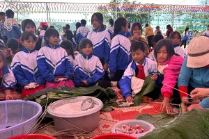 Quảng Ngãi: Học sinh Xơ Đăng gói bánh chưng tặng gia đình chính sách