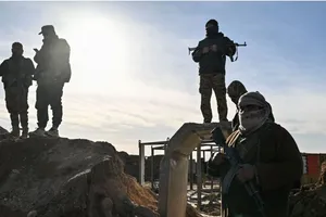 Lực lượng chính phủ Syria đang canh giữ một vị trí gần thành phố Hasakah ở đông bắc Syria. Ảnh : Getty Images