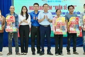 Tặng quà đến thanh niên công nhân, các hộ dân có hoàn cảnh khó khăn