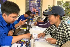 Bà Nguyễn Thị Lệ (quê tỉnh Gia Lai) hành nghề mua ve chai, trong niềm vui nhận được vé xe về quê dịp tết