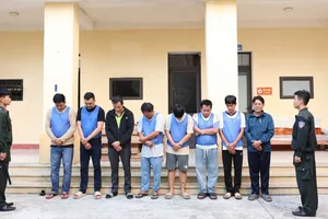 Các đối tượng trong đường dây tại trụ sở công an. Ảnh: Công an Hà Tĩnh