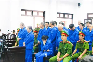 Xét xử các bị cáo trong đường dây lừa đảo chiếm đoạt hàng trăm tỷ đồng