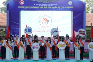 Học sinh tham gia ngày hội truyền thống 9-1, tại cụm trại Trường THPT Marie Curie