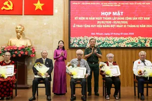 Thiếu tướng Vũ Văn Điền và đồng chí Phan Thị Thanh Phương trao Huy hiệu Đảng đến các đảng viên