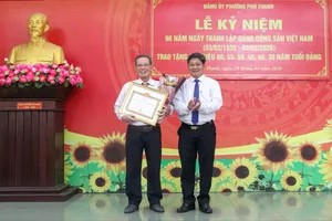 Phường Phú Thạnh (TPHCM) trao Huy hiệu Đảng đến 22 đảng viên 