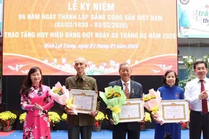 Trao Huy hiệu Đảng đến các đảng viên phường Bình Lợi Trung